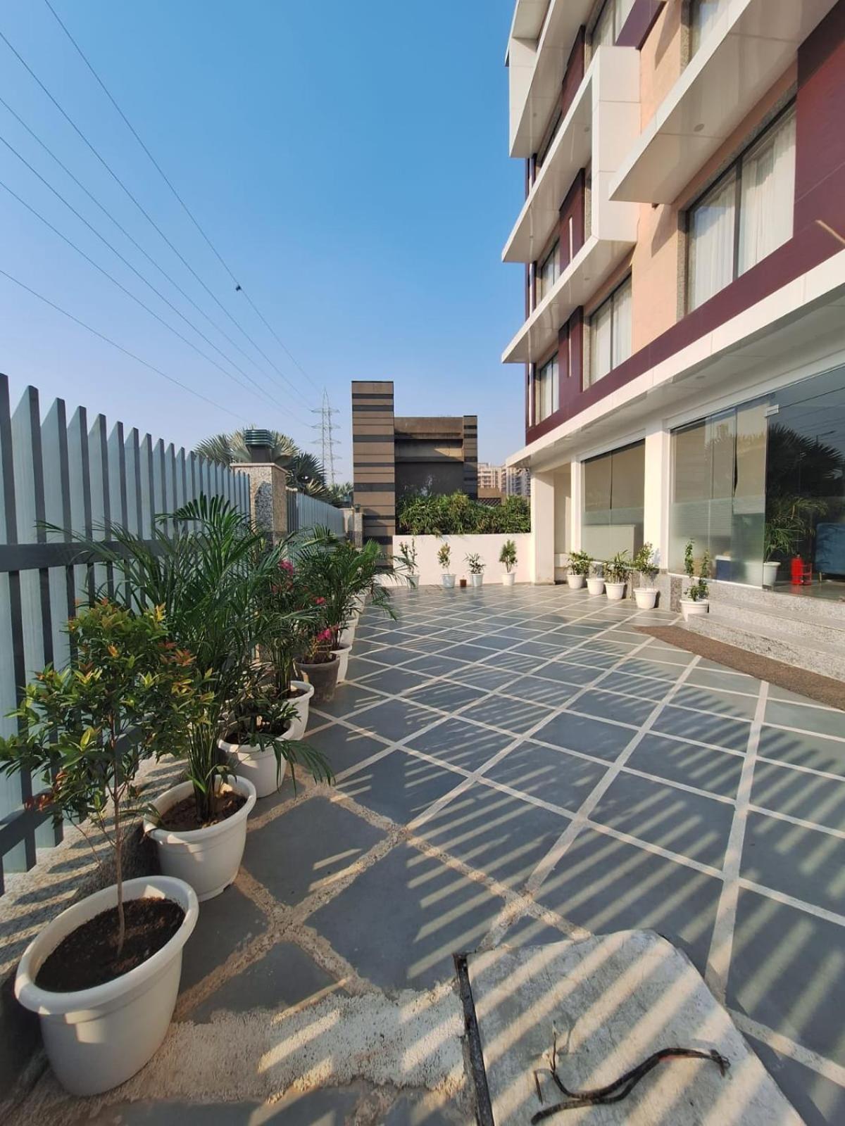 Rr Galaxy Otel Gurgaon Dış mekan fotoğraf